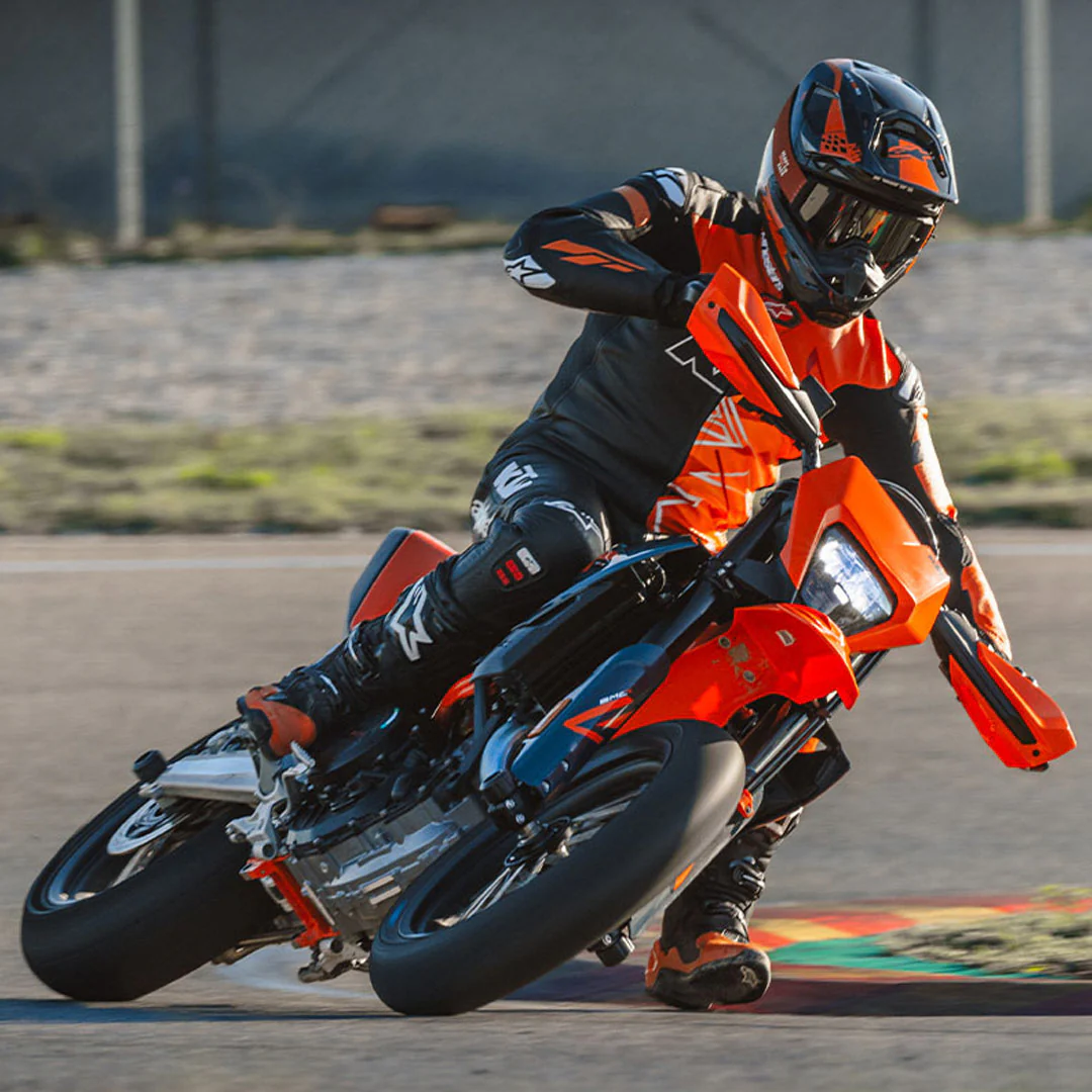 2026 KTM 690 SMC R - Image 5
